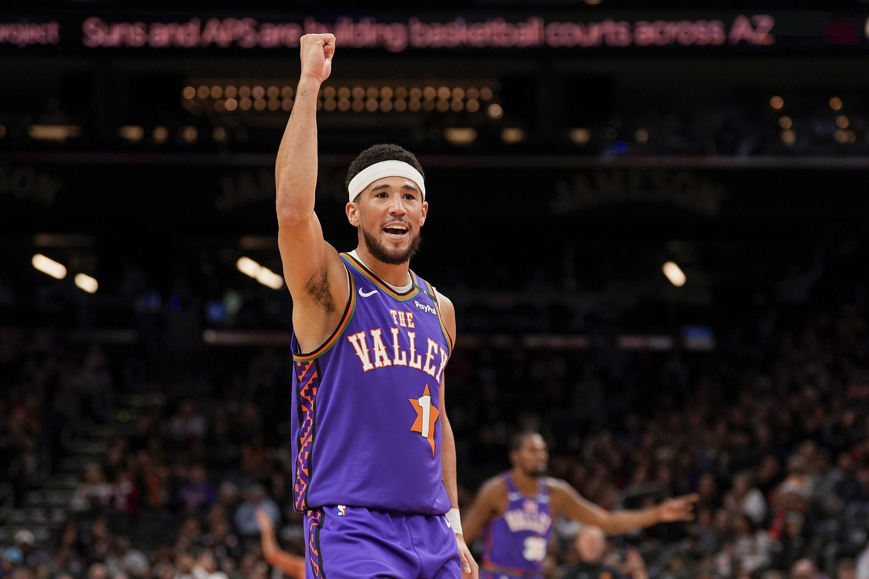  布登：布克是NBA最出色的兩個(gè)后衛之一 不明白他怎么就不是全明星